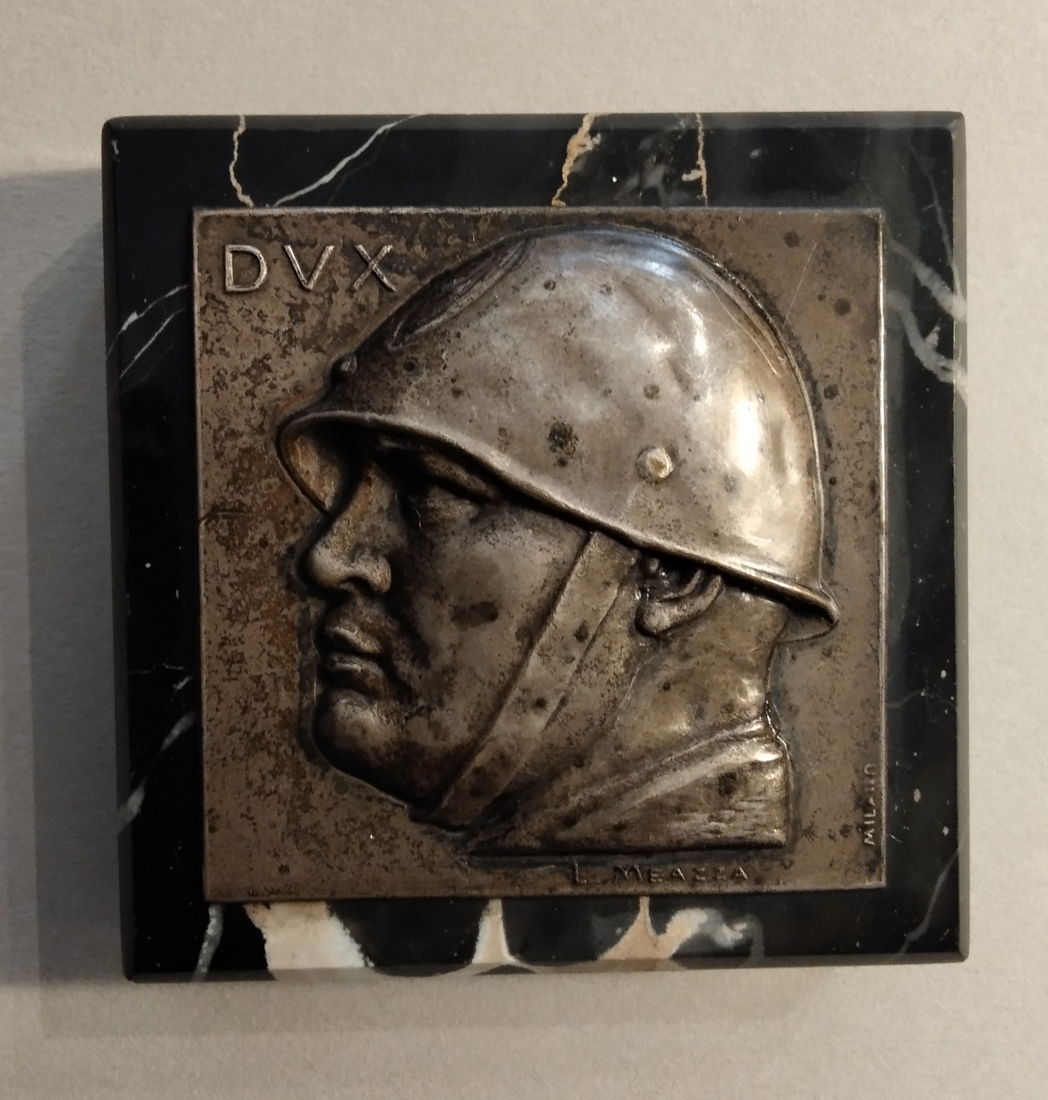 Benito Mussolini, fermacartein metallo e marmo Benito Mussolini, metal and marble paperweight