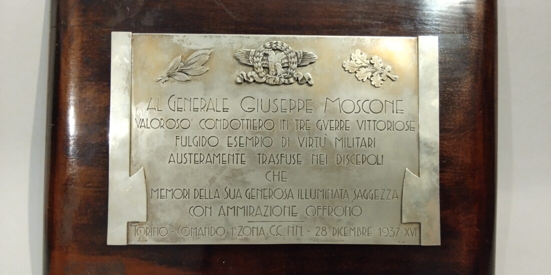 Placca di grande formato dedicata al Luogotenente Generale MVSN Giuseppe Moscone, comandante della 1° Zona CCNN di Torino